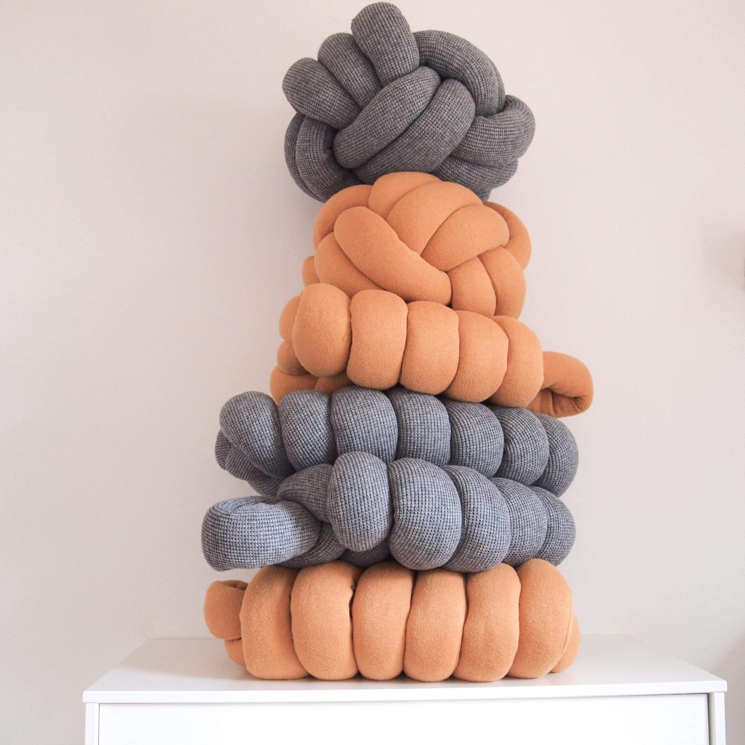 knot pillow polštář